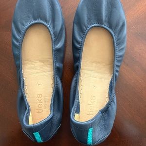 Tieks, by Gavrieli, California Navy, size 7 (with box) - Like New!
